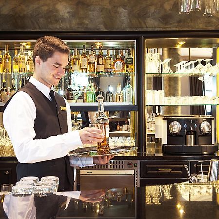 Victor'S Residenz-Hotel Schloss Berg Ненниг Экстерьер фото A bartender at work