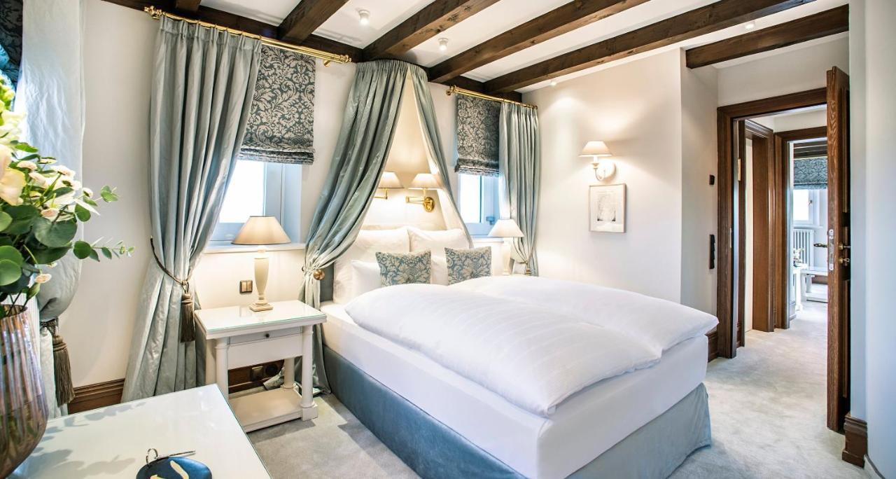 Victor'S Residenz-Hotel Schloss Berg Ненниг Экстерьер фото A bedroom at the hotel