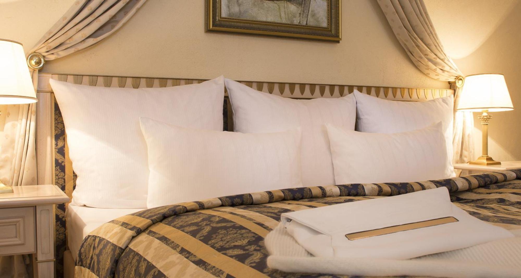 Victor'S Residenz-Hotel Schloss Berg Ненниг Номер фото Pillows on a bed