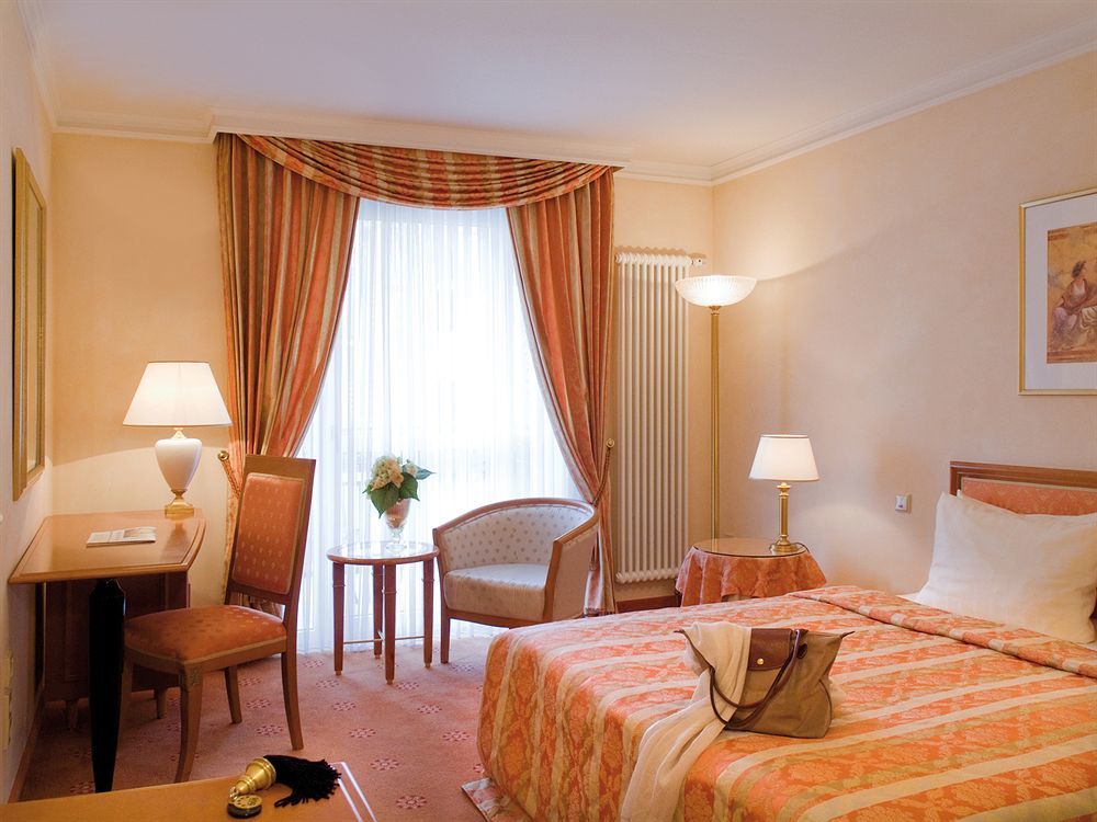Victor'S Residenz-Hotel Schloss Berg Ненниг Экстерьер фото A typical hotel room