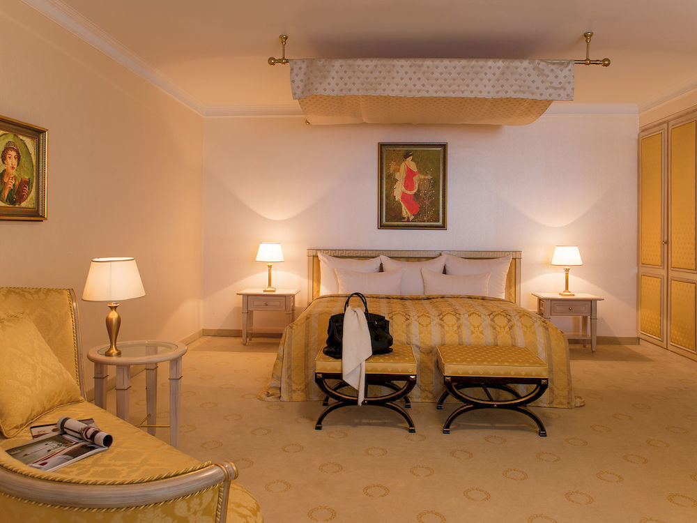 Victor'S Residenz-Hotel Schloss Berg Ненниг Экстерьер фото A suite at the Taj Mahal Palace