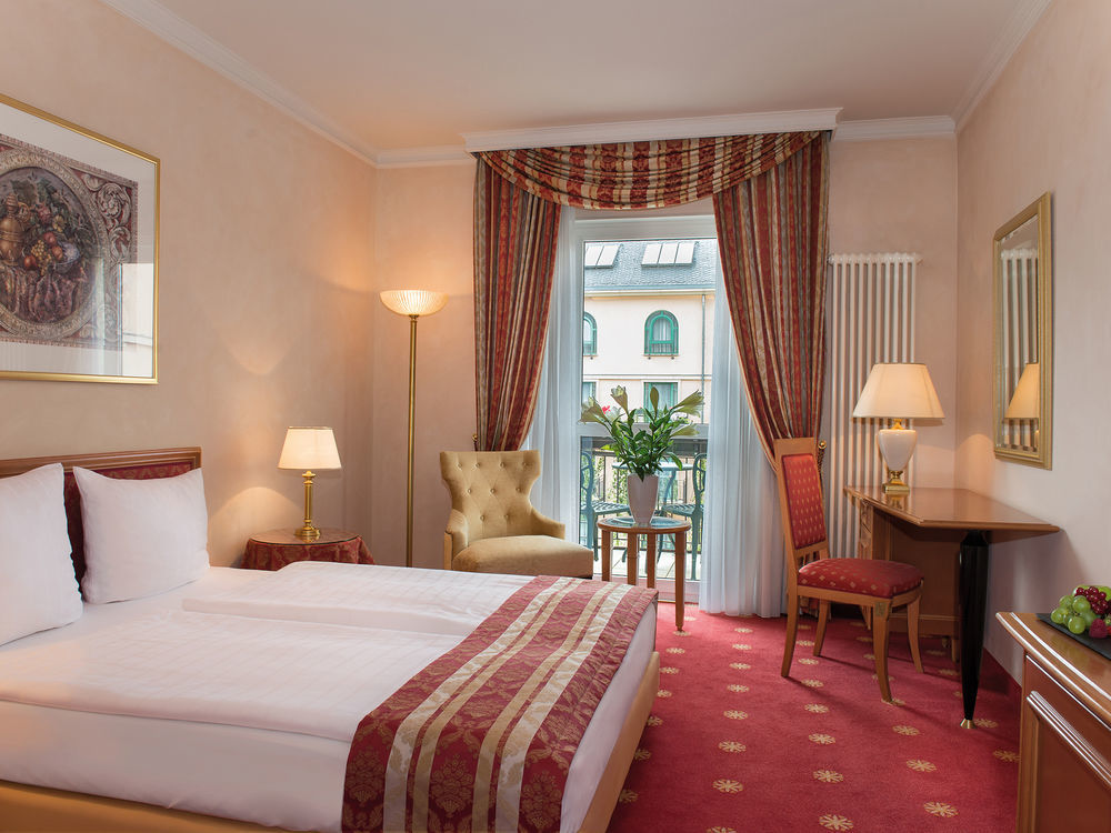 Victor'S Residenz-Hotel Schloss Berg Ненниг Экстерьер фото A typical hotel room